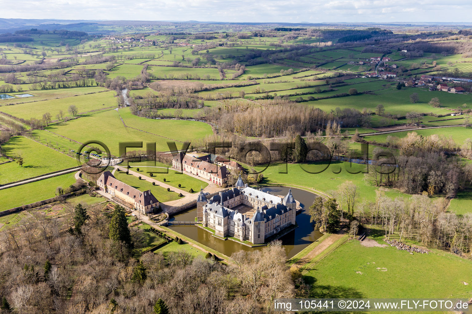 Vue aérienne de Bâtiments et installations du parc du château à douves Sully à Sully dans le département Saône et Loire, France