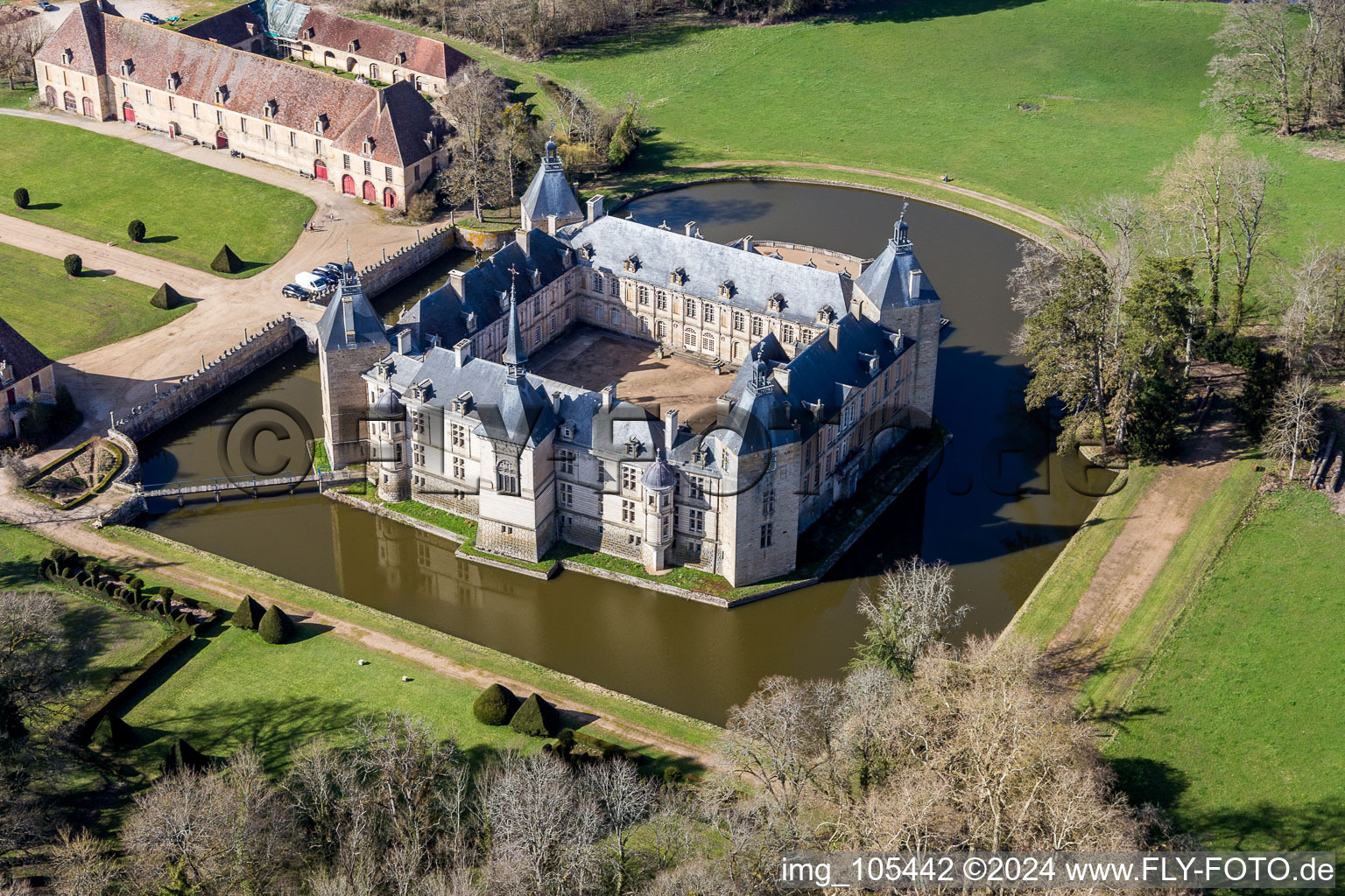 Photographie aérienne de Bâtiments et installations du parc du château avec douves Sully à Sully dans le département Saône et Loire, France