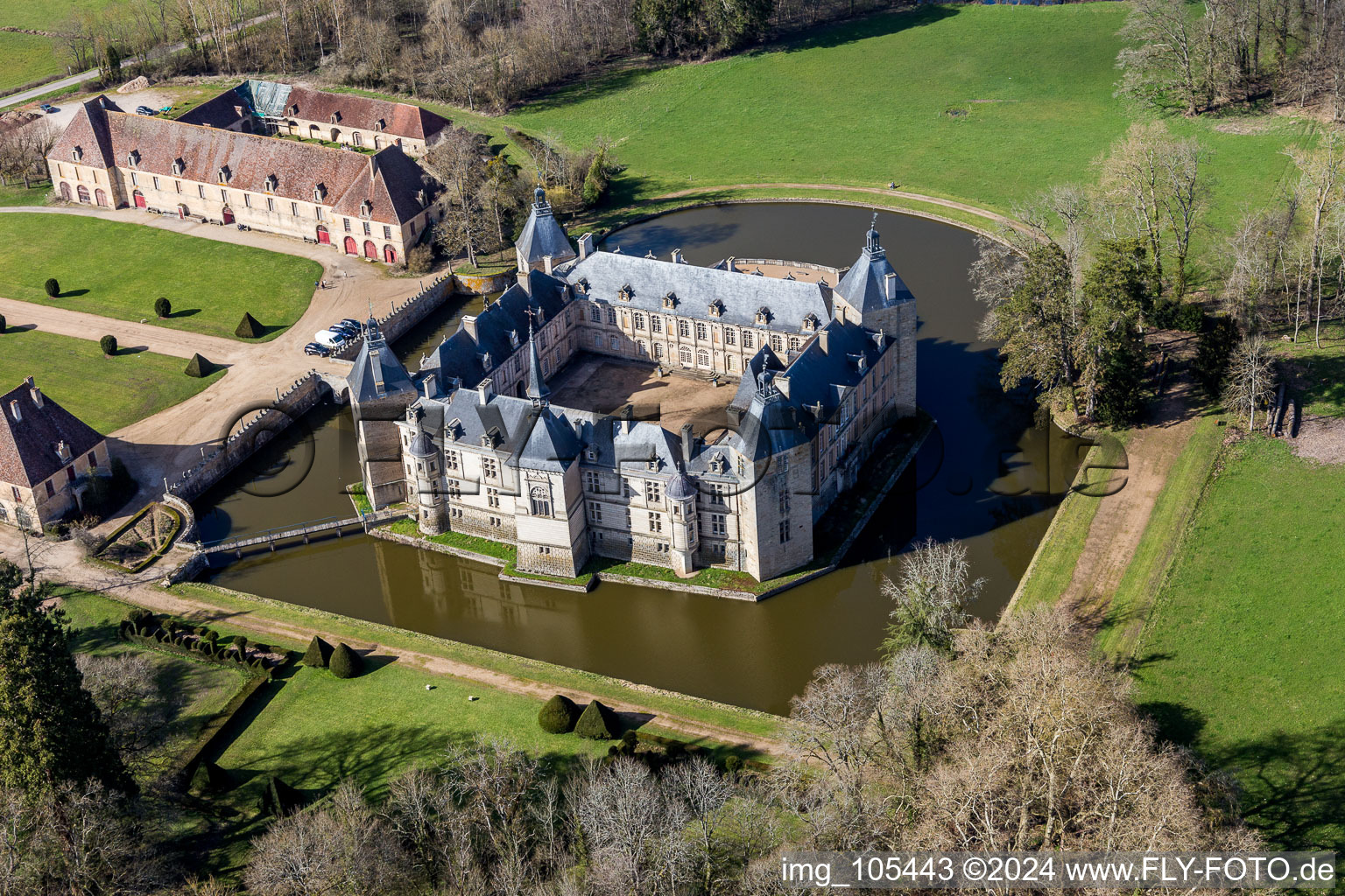 Photographie aérienne de Château d'eau Château Sully en Bourgogne à Sully dans le département Saône et Loire, France