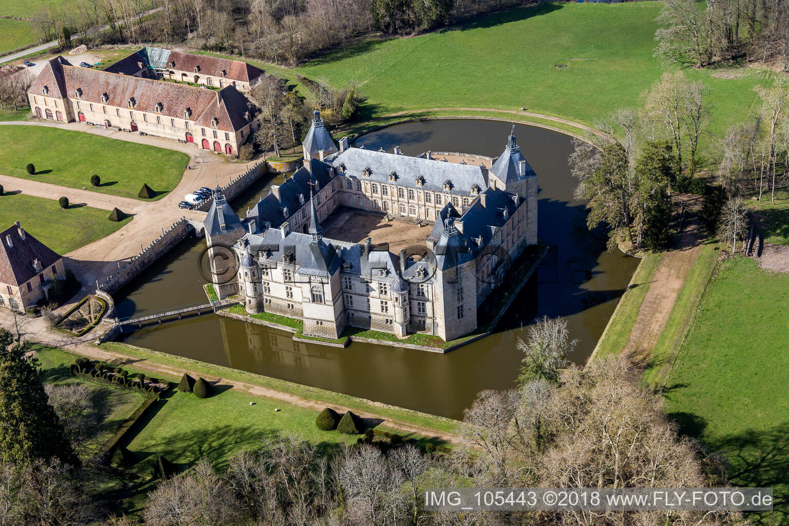Photographie aérienne de Château Sully château avec douves en Bourgogne à Sully dans le département Saône et Loire, France