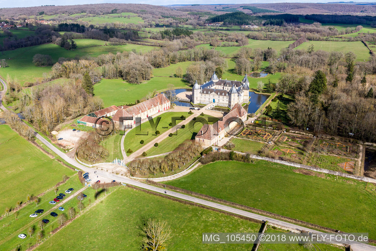 Château Sully château avec douves en Bourgogne à Sully dans le département Saône et Loire, France depuis l'avion