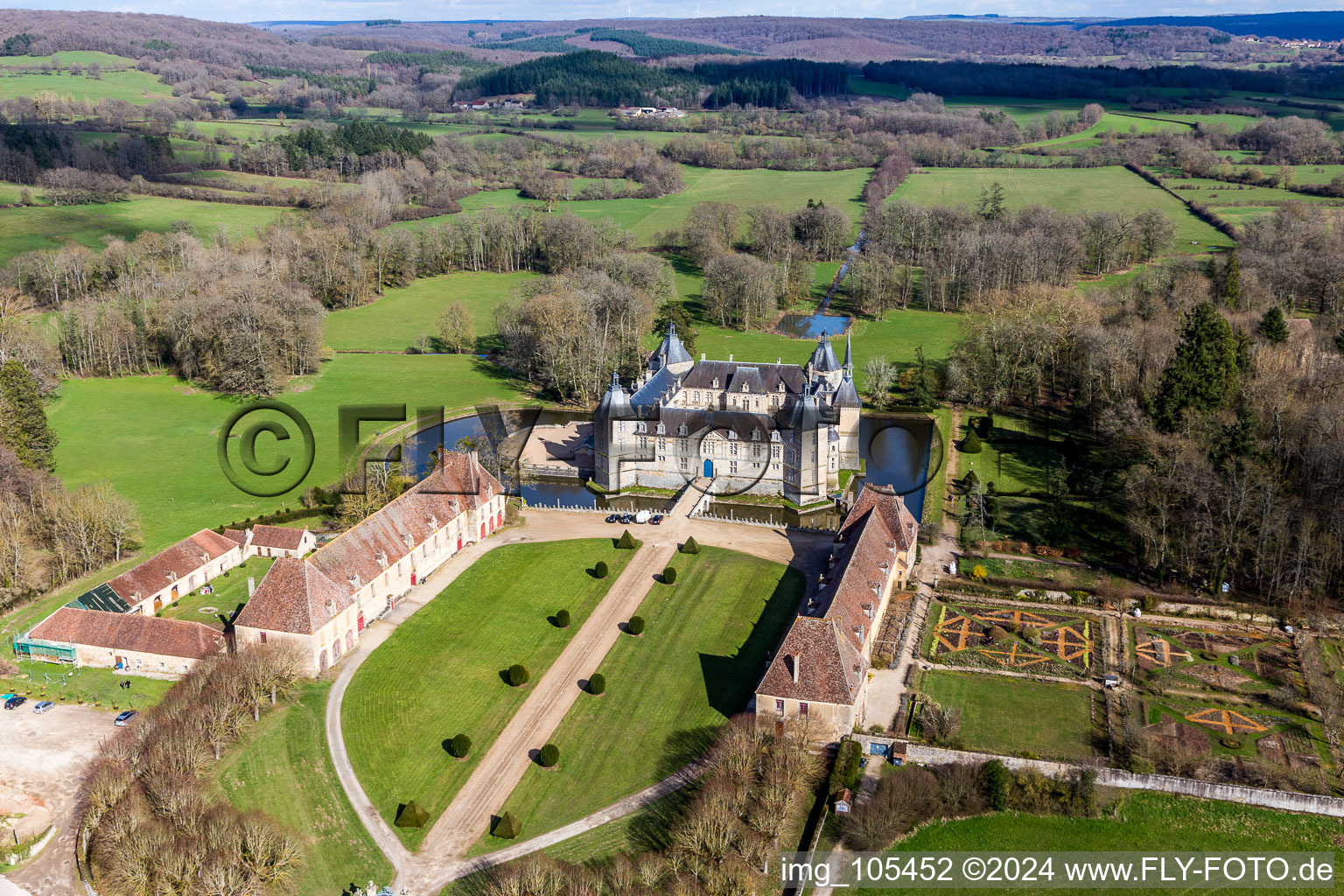Vue oblique de Bâtiments et installations du parc du château à douves Sully à Sully dans le département Saône et Loire, France