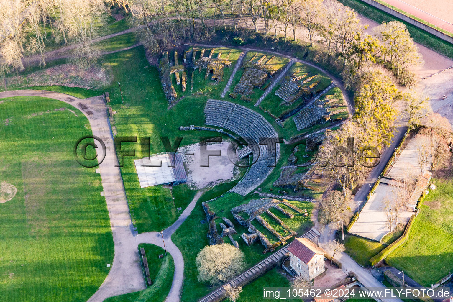 Vue aérienne de Attraction historique de l'ensemble de l'amphithéâtre romain à le quartier Saint-Branchez-Croix Verte in Autun dans le département Saône et Loire, France