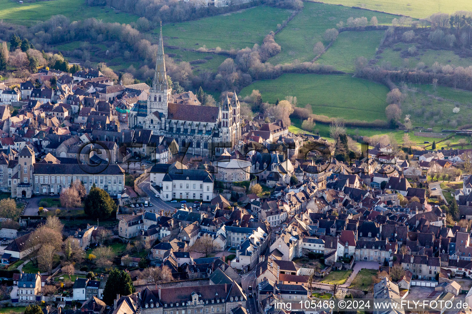 Vue aérienne de Cathédrale médiévale Saint-Lazare à le quartier Parc Sud-Moulin du Vallon in Autun dans le département Saône et Loire, France