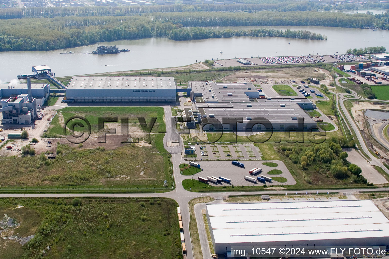 Vue d'oiseau de Zone industrielle d'Oberwald, usine de papier de palme à Wörth am Rhein dans le département Rhénanie-Palatinat, Allemagne