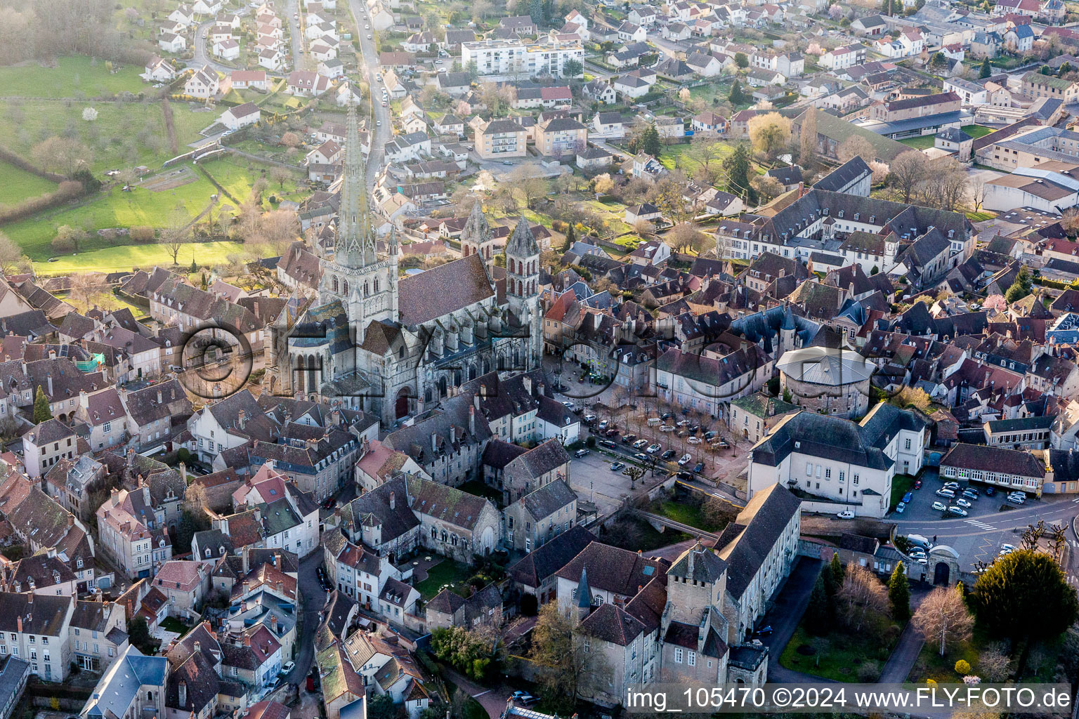 Vue aérienne de Cathédrale médiévale Saint-Lazare à le quartier Parc Sud-Moulin du Vallon in Autun dans le département Saône et Loire, France