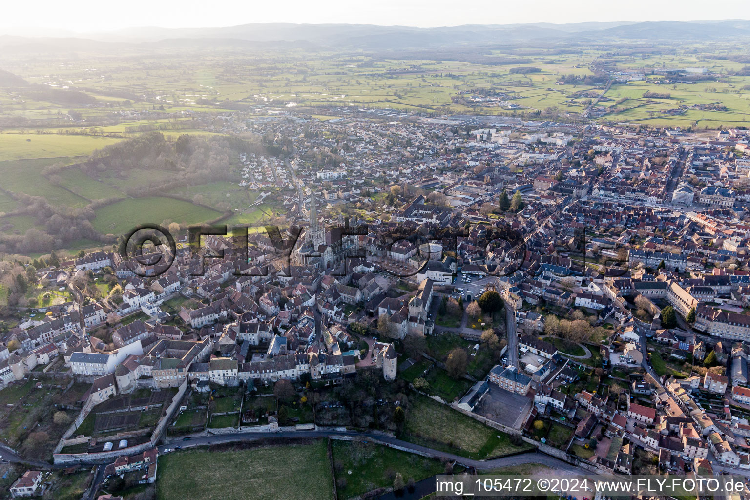 (Bourgogne) à Autun dans le département Saône et Loire, France du point de vue du drone