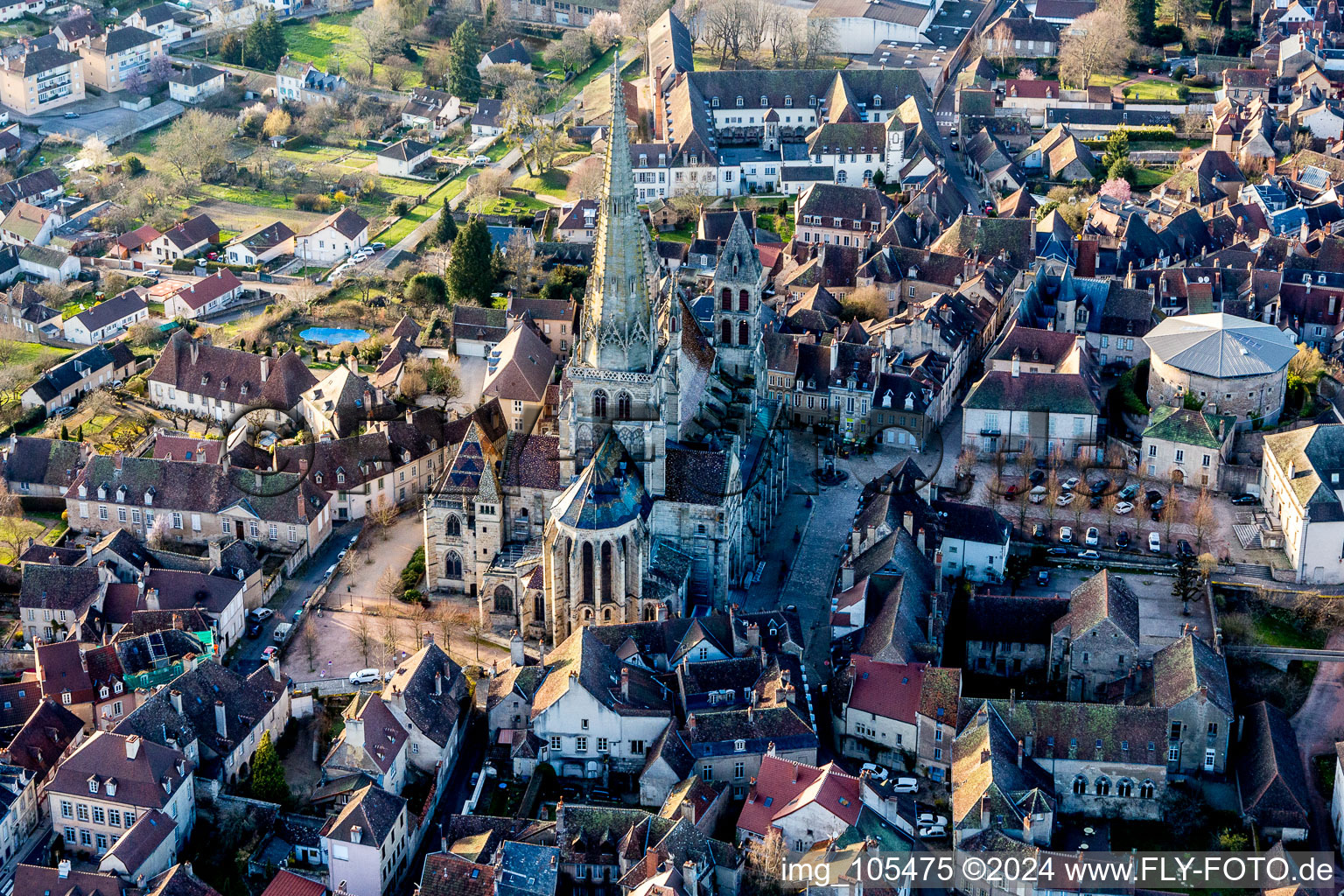 Photographie aérienne de Cathédrale médiévale Saint-Lazare à le quartier Parc Sud-Moulin du Vallon in Autun dans le département Saône et Loire, France