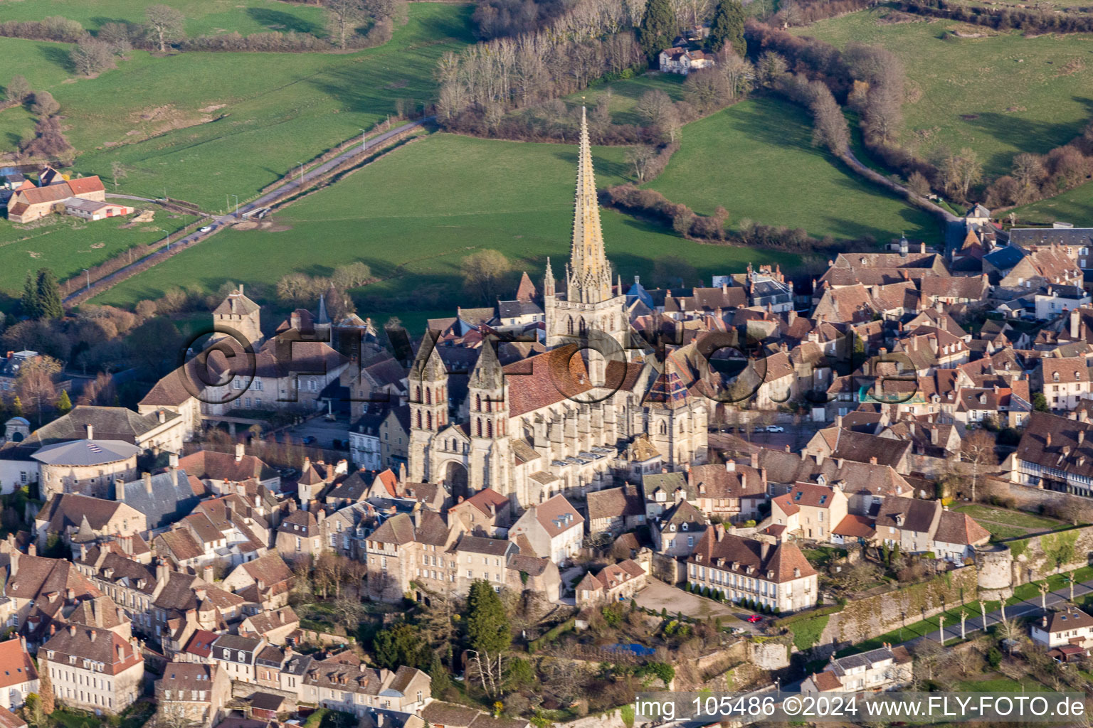 Vue oblique de Cathédrale médiévale Saint-Lazare à le quartier Parc Sud-Moulin du Vallon in Autun dans le département Saône et Loire, France