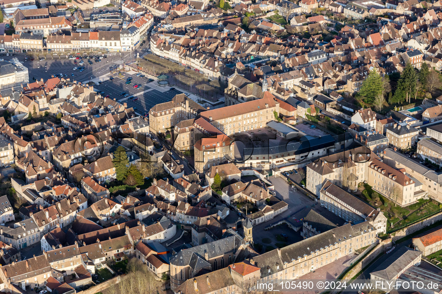 Vue aérienne de Bâtiment scolaire du Lycée Militaire à le quartier Saint-Branchez-Croix Verte in Autun dans le département Saône et Loire, France