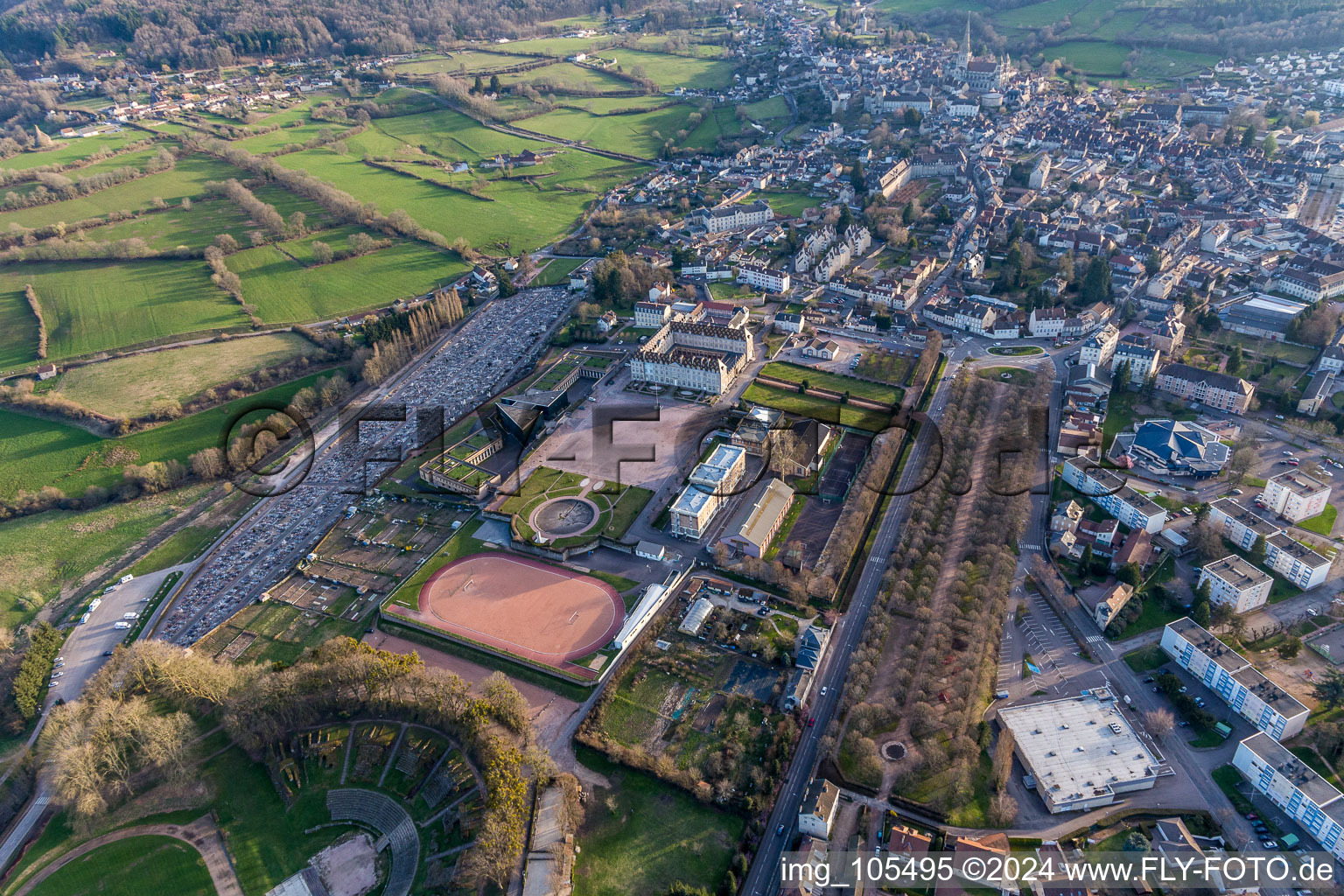 (Bourgogne) à Autun dans le département Saône et Loire, France vu d'un drone