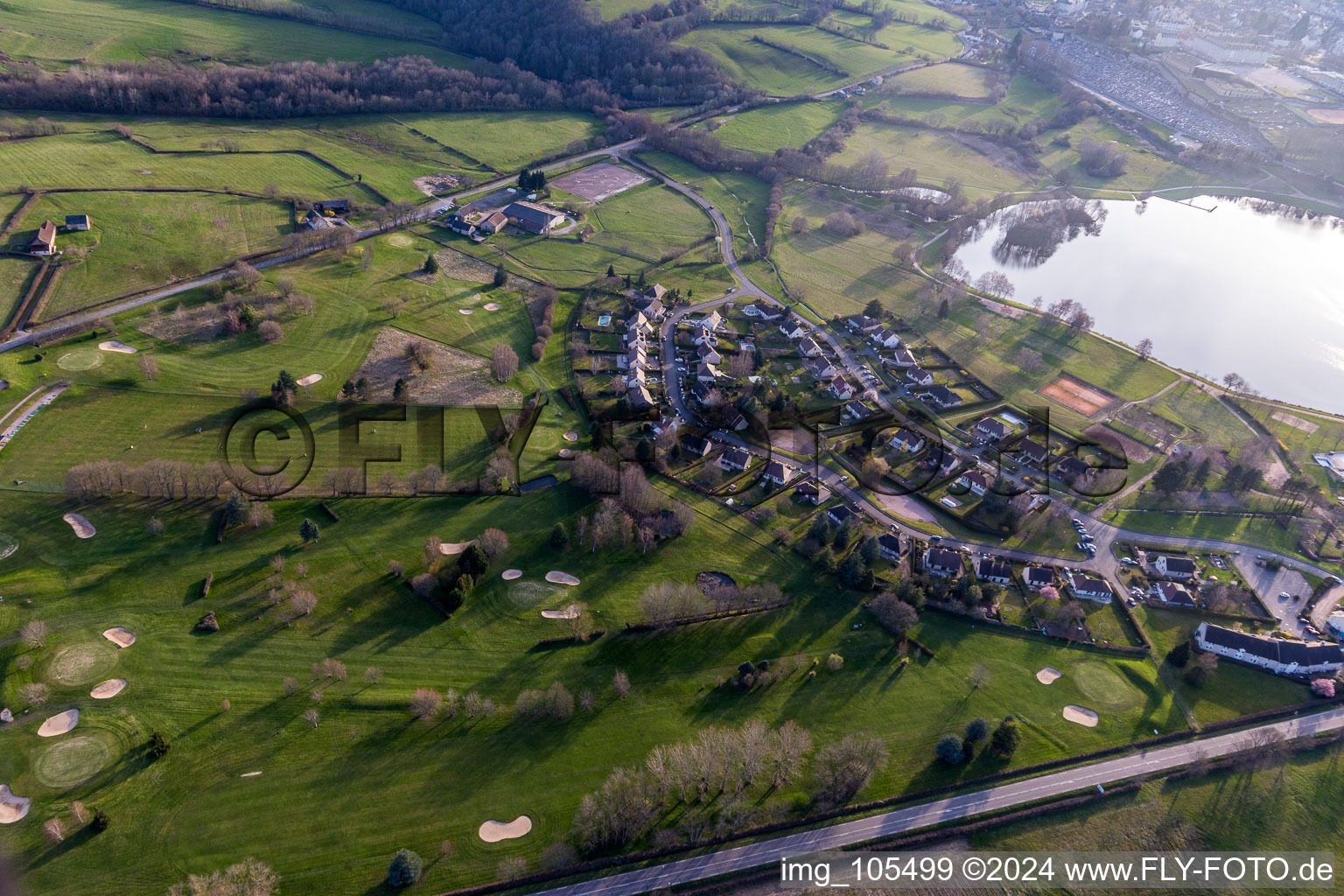 Vue aérienne de (Bourgogne), Golf à Autun dans le département Saône et Loire, France
