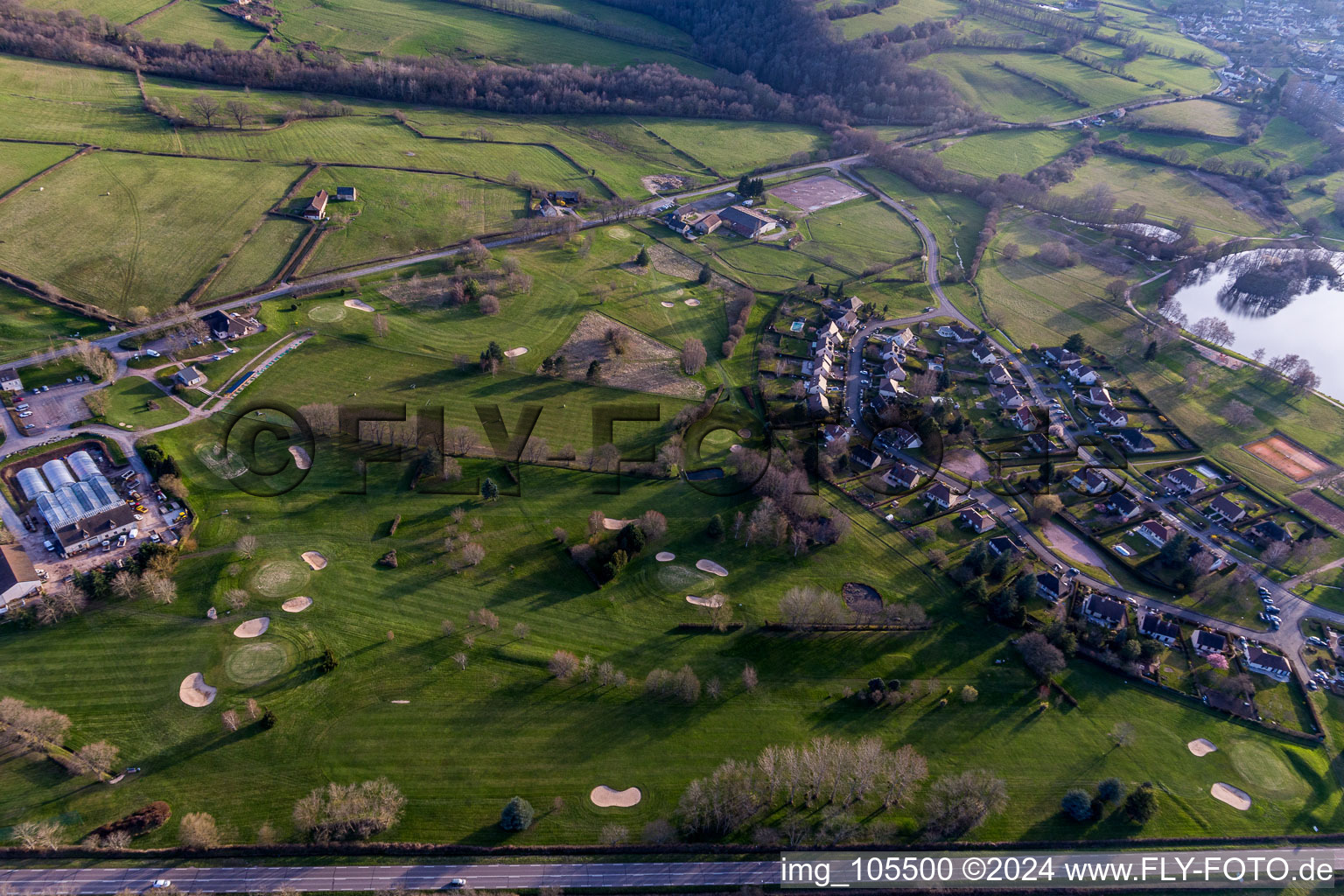Vue aérienne de (Bourgogne), Golf à Autun dans le département Saône et Loire, France