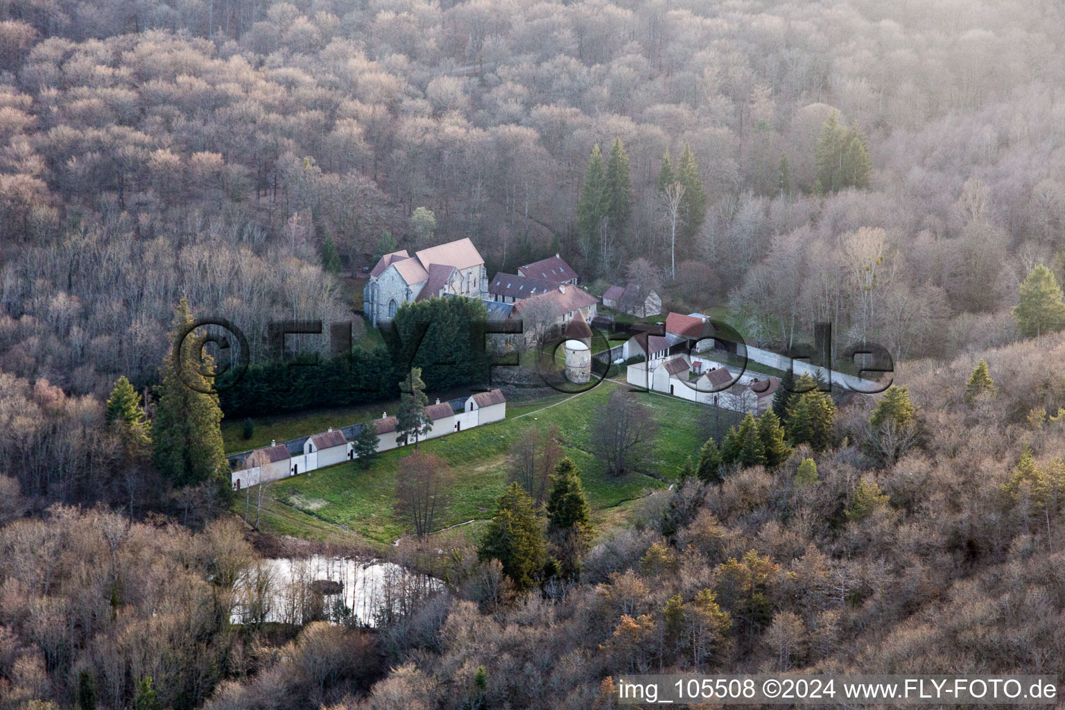 Vue aérienne de Monastère de Bethléem à Épinac dans le département Saône et Loire, France