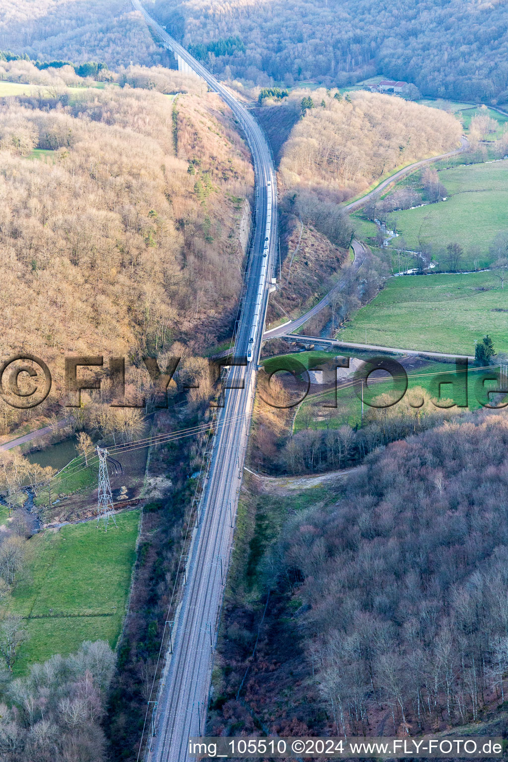 Vue aérienne de TGV à Sully dans le département Saône et Loire, France