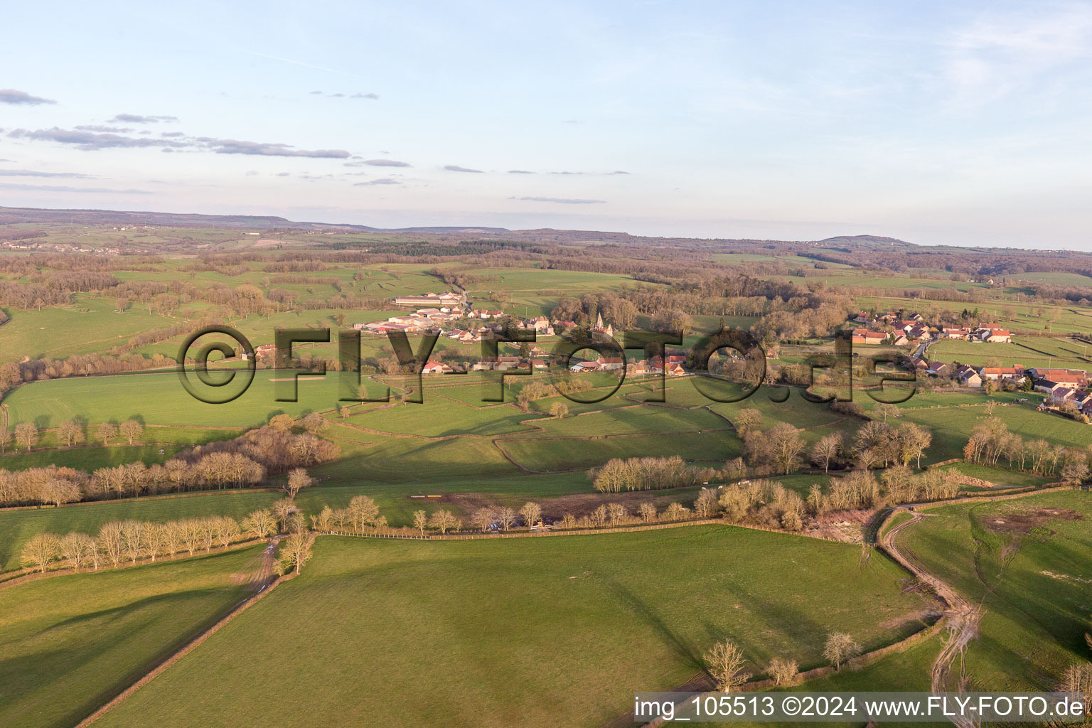 Vue aérienne de Château de Morlet en Bourgogne à Morlet dans le département Saône et Loire, France