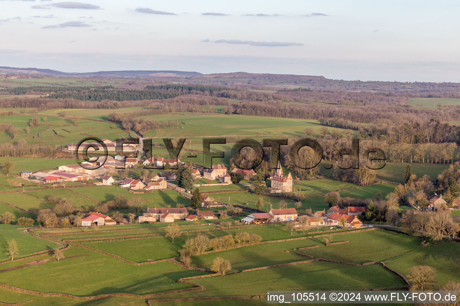 Vue aérienne de Château de Morlet en Bourgogne à Morlet dans le département Saône et Loire, France