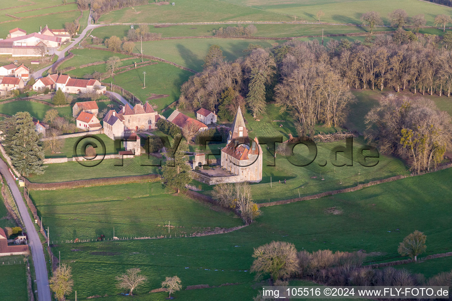 Vue aérienne de Château de Morlet en Bourgogne à Morlet dans le département Saône et Loire, France