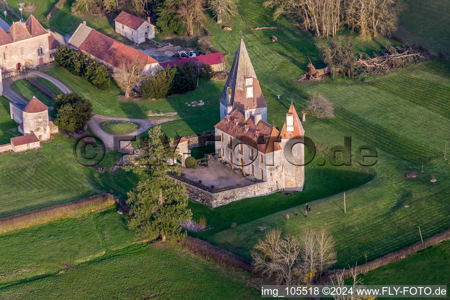 Vue aérienne de Complexe du Château de Morlet à Morlet dans le département Saône et Loire, France