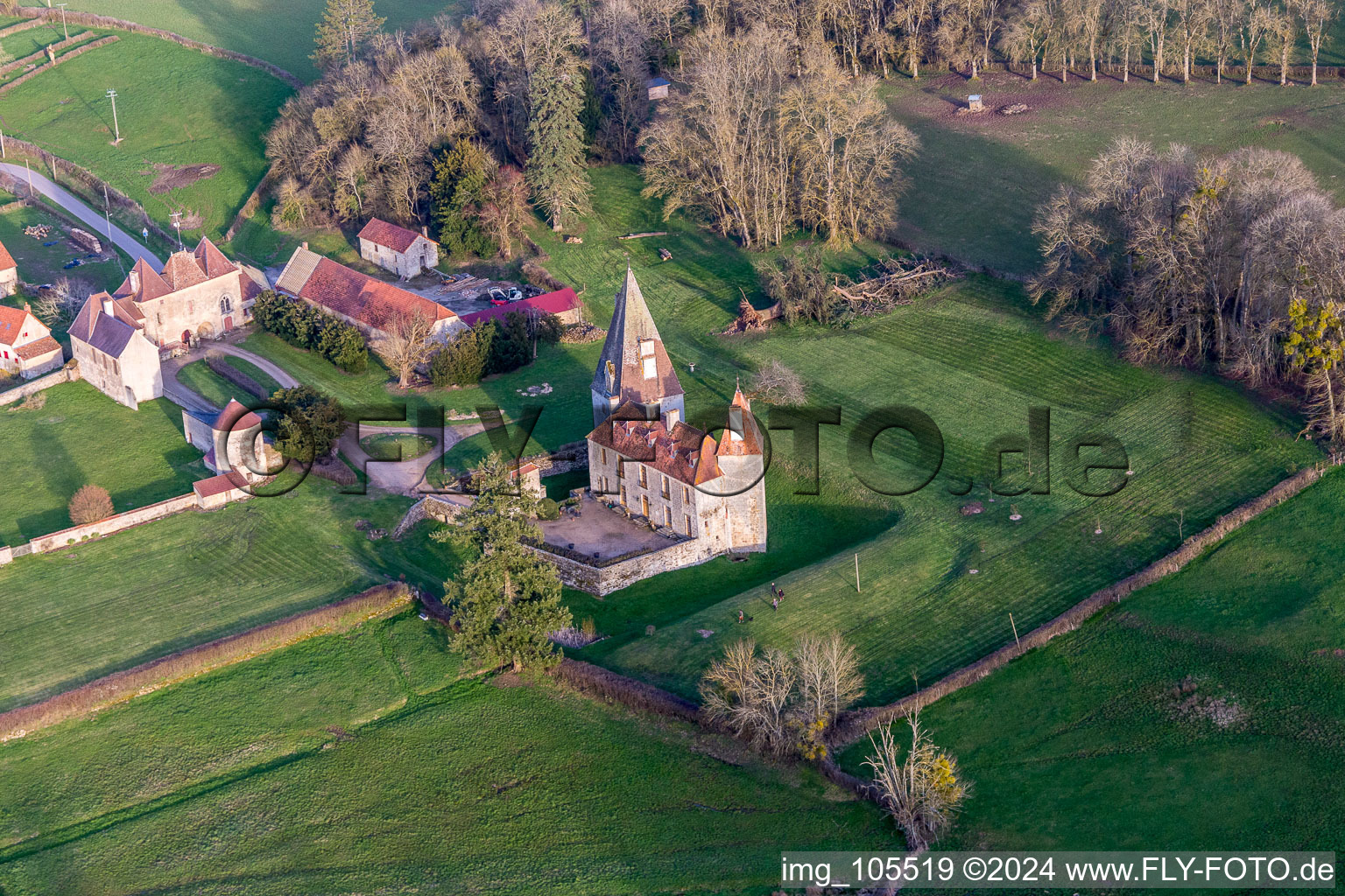 Vue aérienne de Château de Morlet en Bourgogne à Morlet dans le département Saône et Loire, France