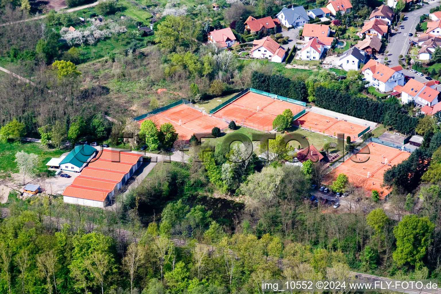 Club de tennis à Jockgrim dans le département Rhénanie-Palatinat, Allemagne depuis l'avion