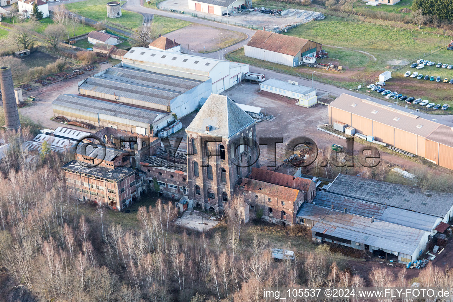 Ancienne aciérie (Bourgogne) à Épinac dans le département Saône et Loire, France d'en haut