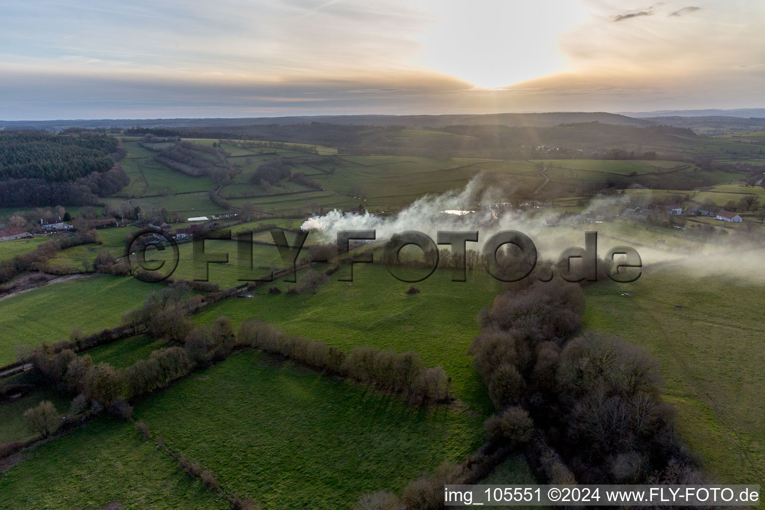 Vue aérienne de (Bourgogne), feu à Saisy dans le département Saône et Loire, France