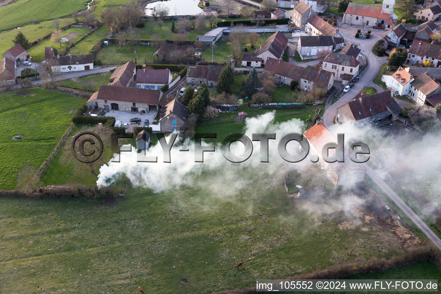 Vue aérienne de (Bourgogne), feu à Saisy dans le département Saône et Loire, France