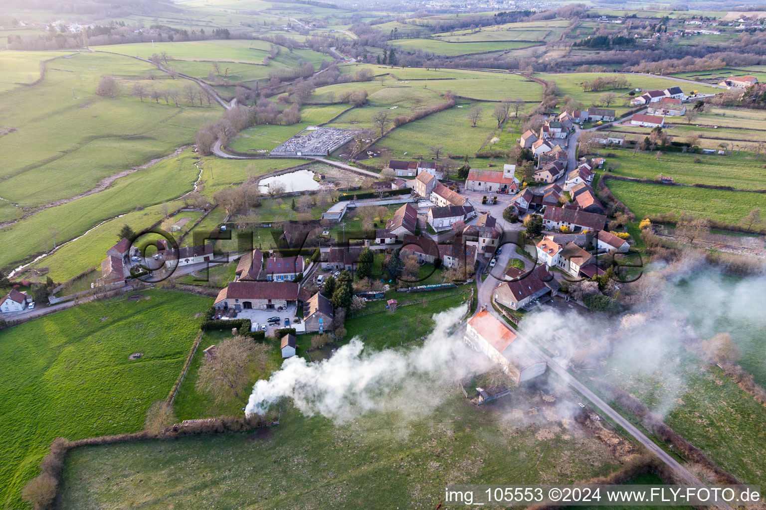 Photographie aérienne de (Bourgogne), feu à Saisy dans le département Saône et Loire, France
