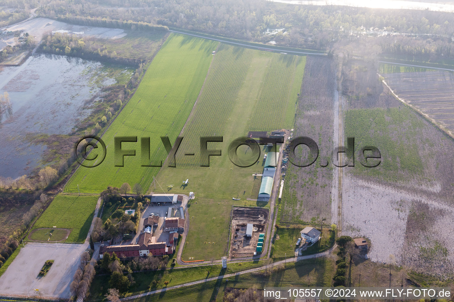 Vue aérienne de Aérodrome d'Al Casale à Panellia di Sedegliano dans le département Frioul-Vénétie Julienne, Italie