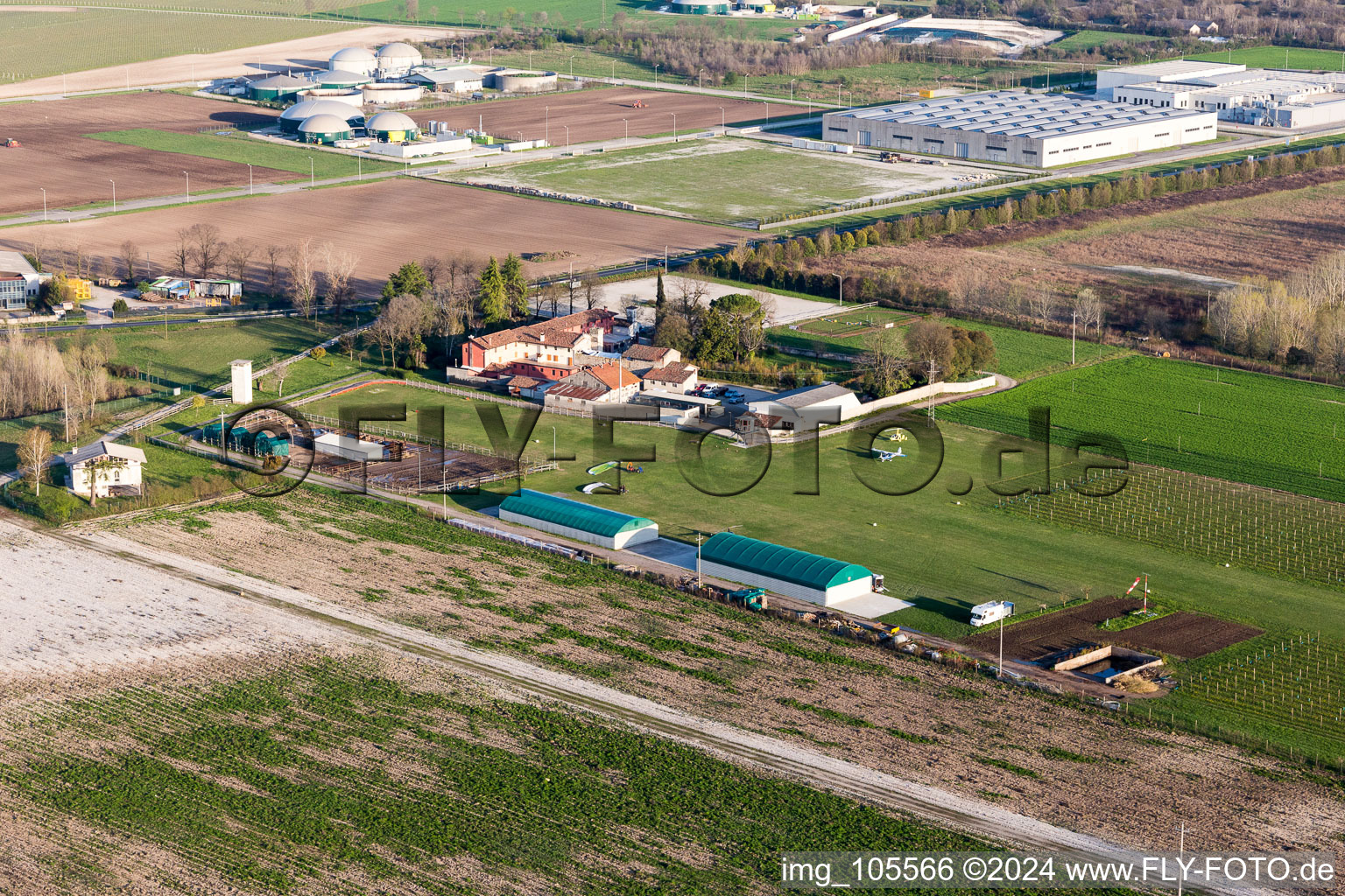 Vue oblique de Aérodrome d'Al Casale à Panellia di Sedegliano dans le département Frioul-Vénétie Julienne, Italie