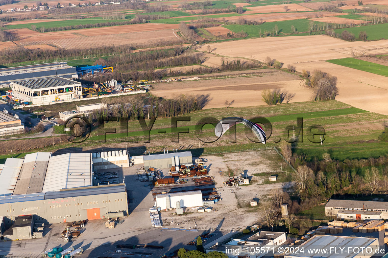 Aérodrome d'Al Casale à Panellia di Sedegliano dans le département Frioul-Vénétie Julienne, Italie hors des airs