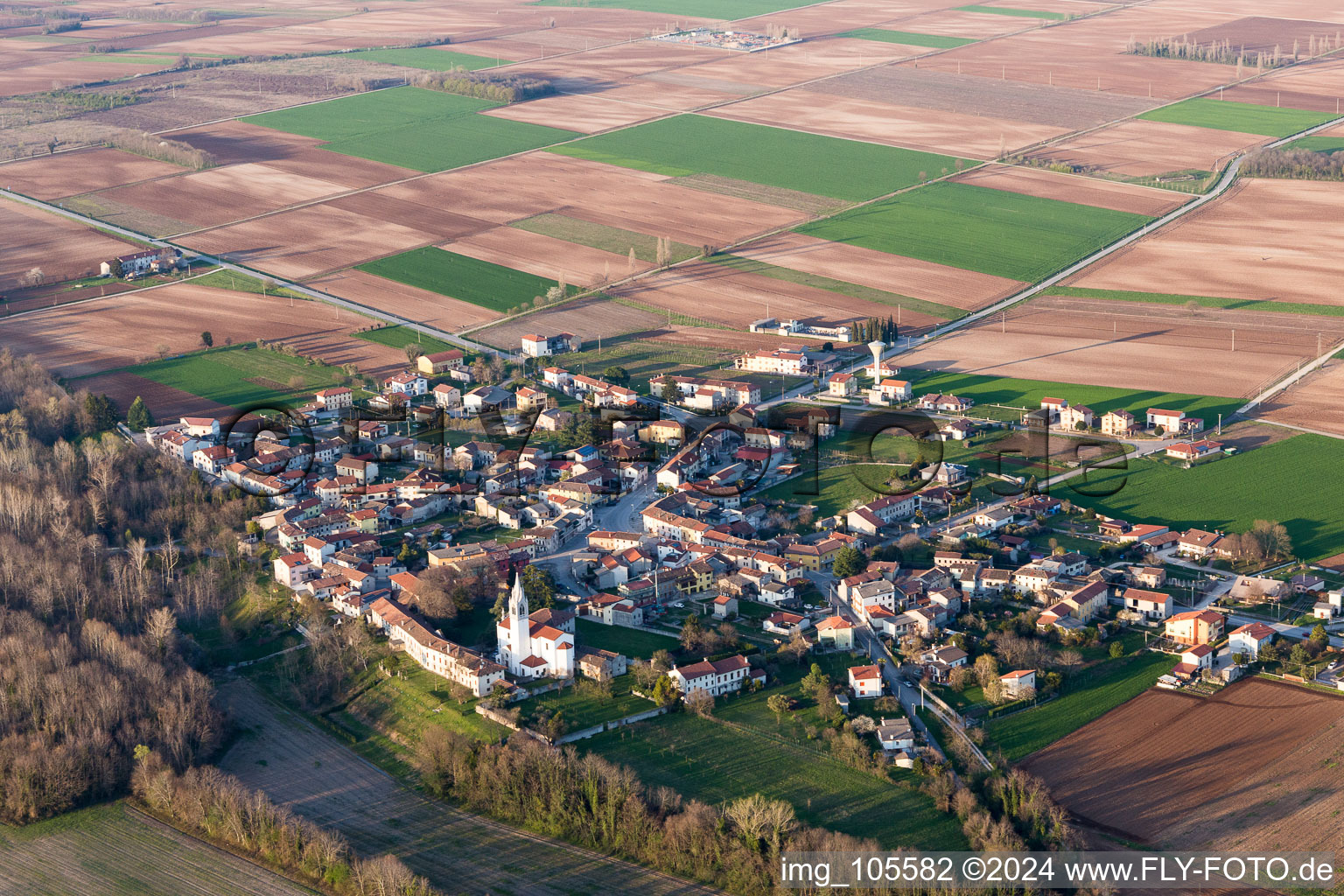 Vue aérienne de Redenzicco dans le département Frioul-Vénétie Julienne, Italie