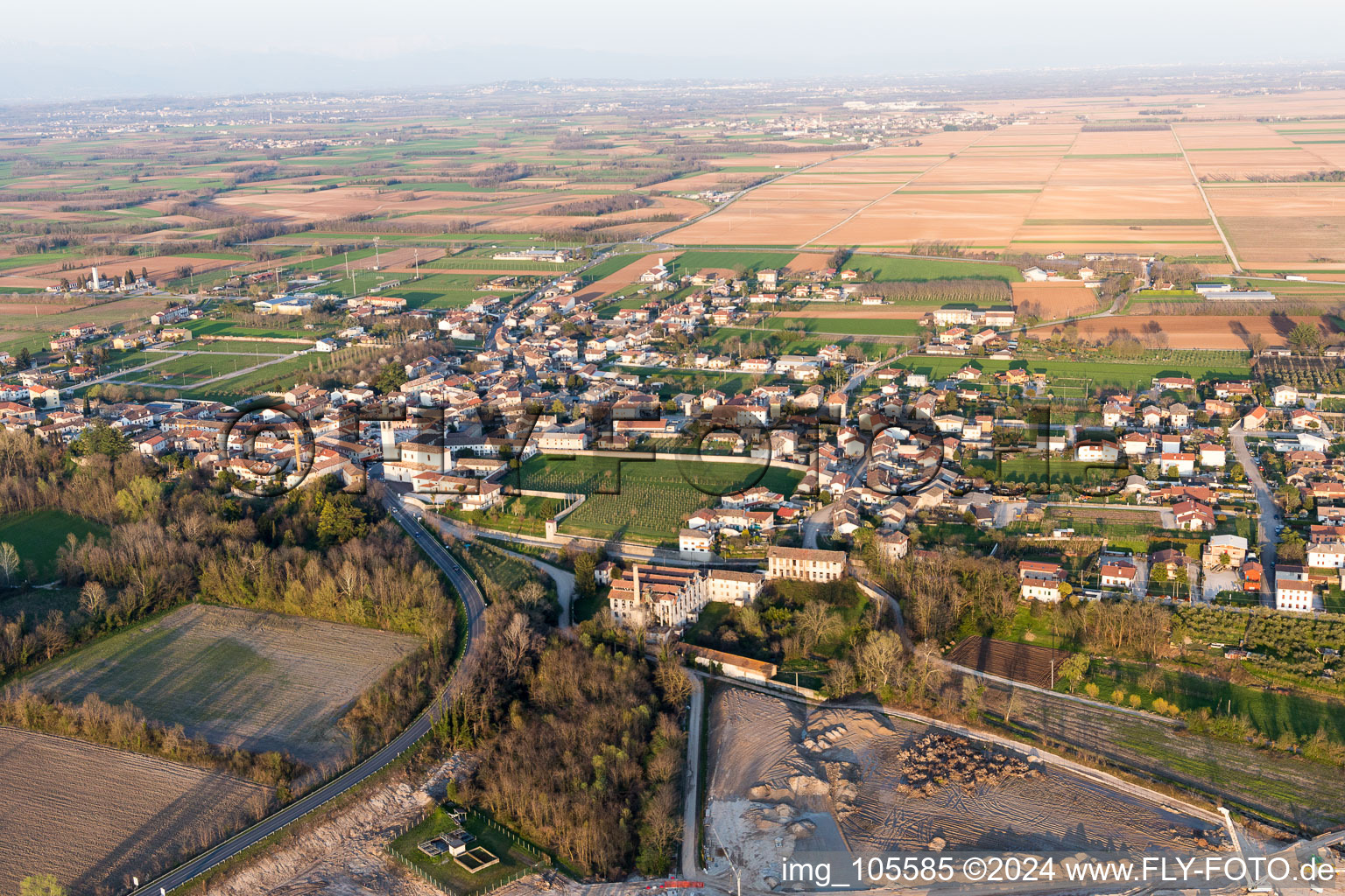 Vue aérienne de Bonzicco dans le département Frioul-Vénétie Julienne, Italie