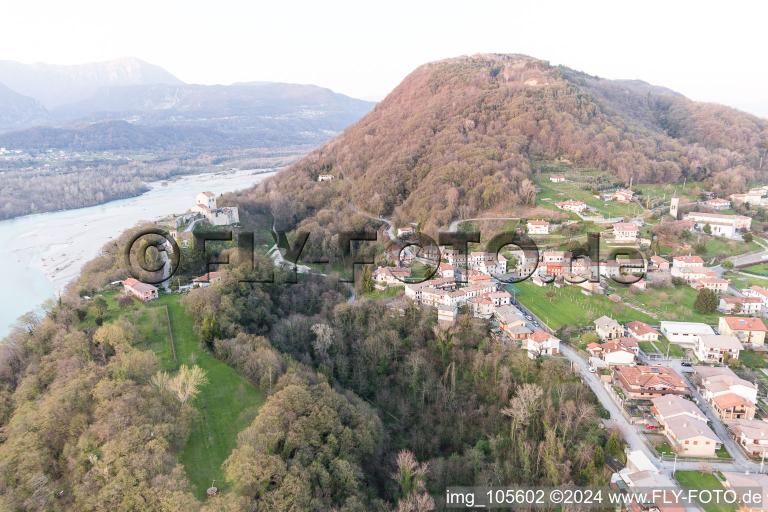 Vue aérienne de San Pietro dans le département Frioul-Vénétie Julienne, Italie