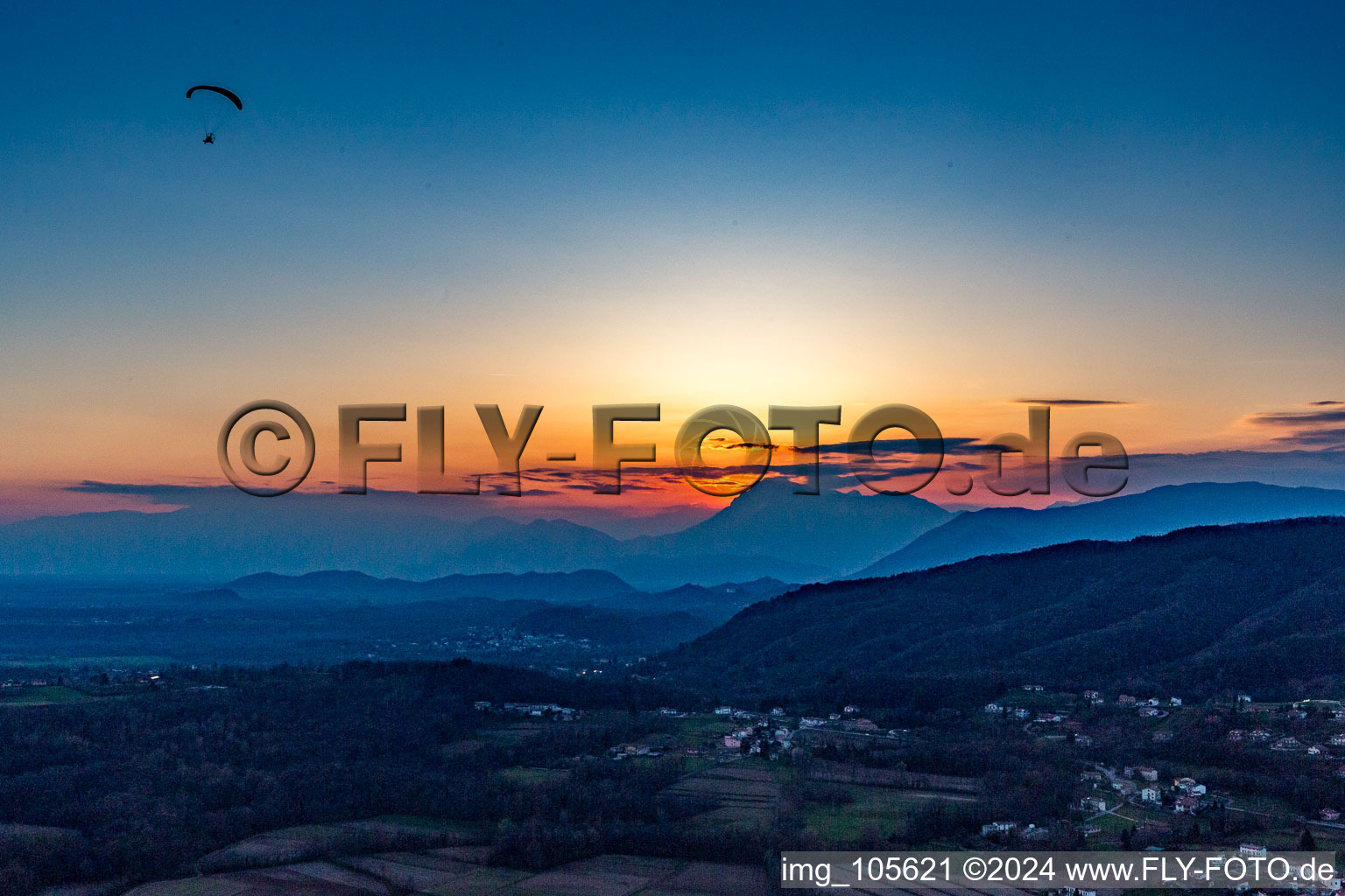 Vue aérienne de Coucher de soleil à Pignano sur le Tagliamento en Frioul-Vénétie Julienne à Muris dans le département Frioul-Vénétie Julienne, Italie