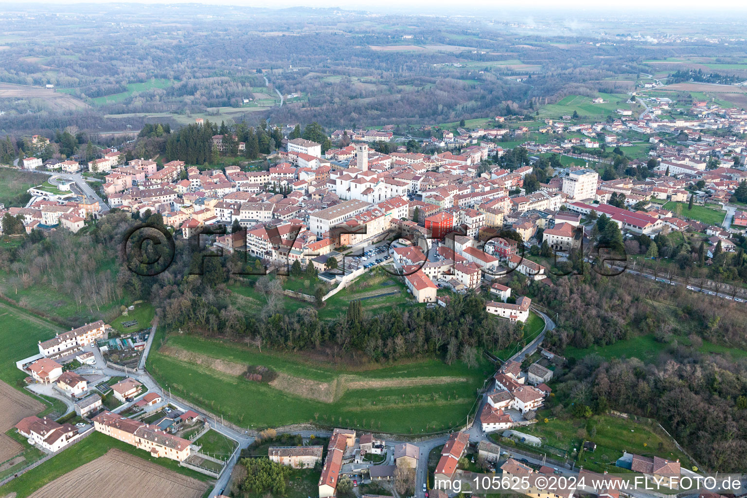 San Daniele del Friuli dans le département Udine, Italie vue d'en haut