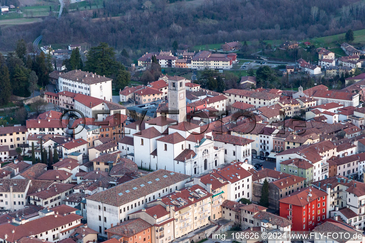 San Daniele del Friuli dans le département Udine, Italie depuis l'avion