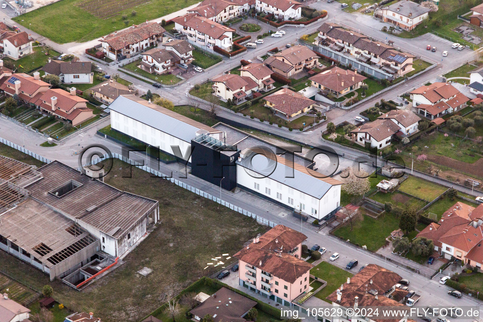 Vue aérienne de Entrepôts pour l'affinage des jambons dans la zone commerciale de Prosciuttificio Friulano et Leoncini Prosciutti à San Daniele del Friuli dans le département Udine, Italie