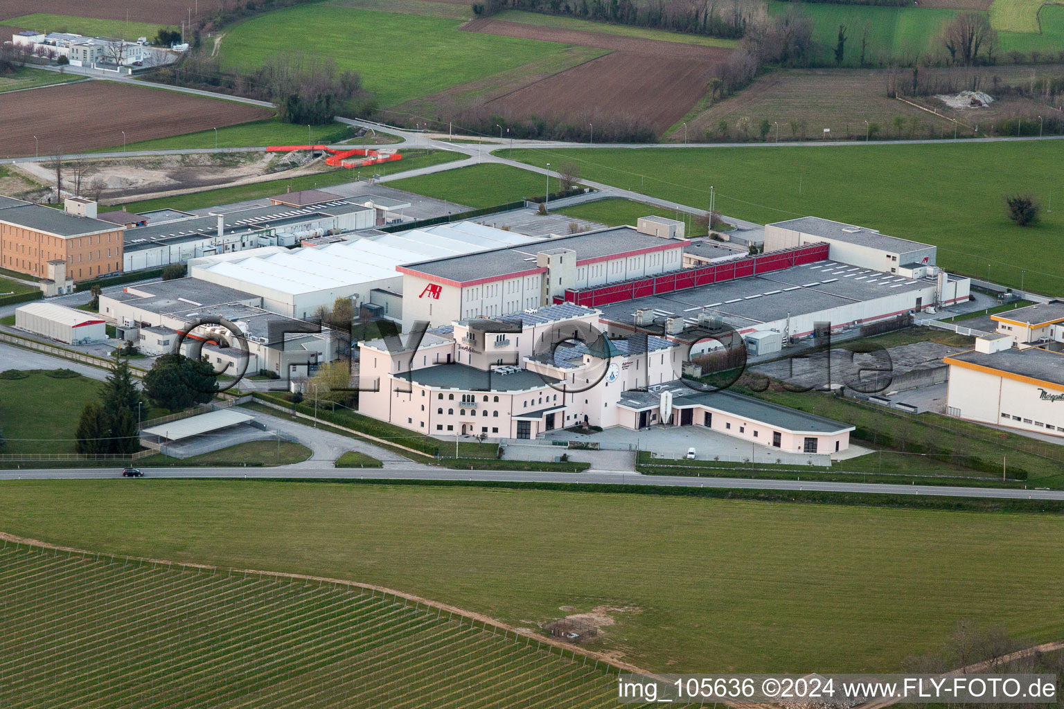 Photographie aérienne de Entrepôts pour l'affinage des jambons dans la zone commerciale de Prosciuttificio Friulano et Leoncini Prosciutti à San Daniele del Friuli dans le département Udine, Italie