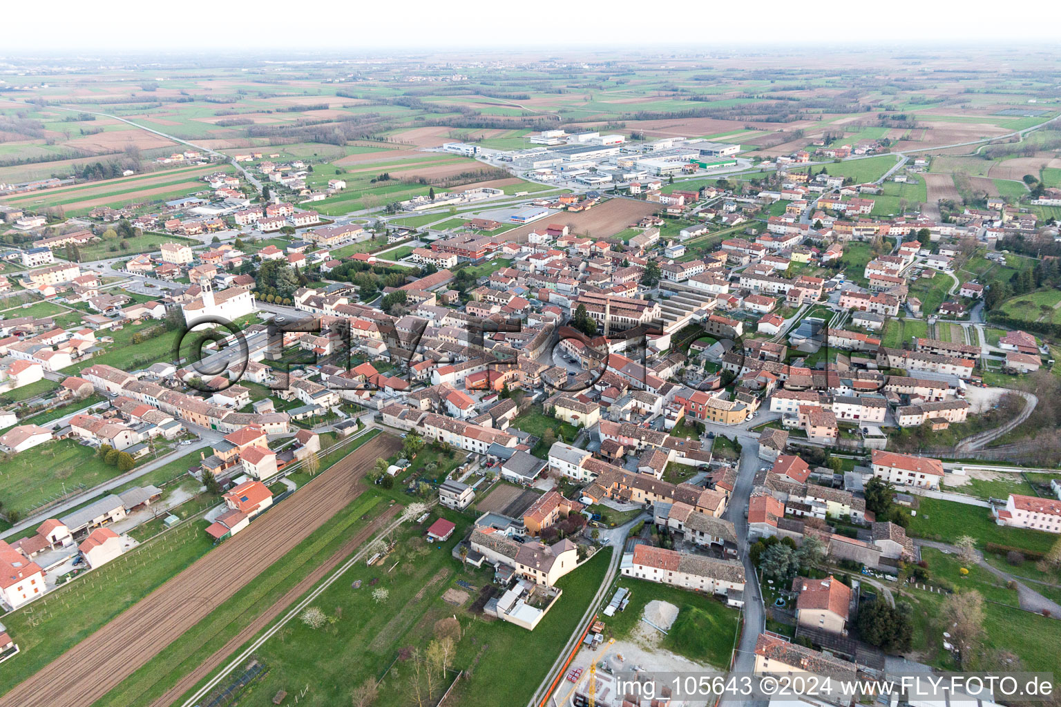 Carpacco dans le département Frioul-Vénétie Julienne, Italie vue du ciel