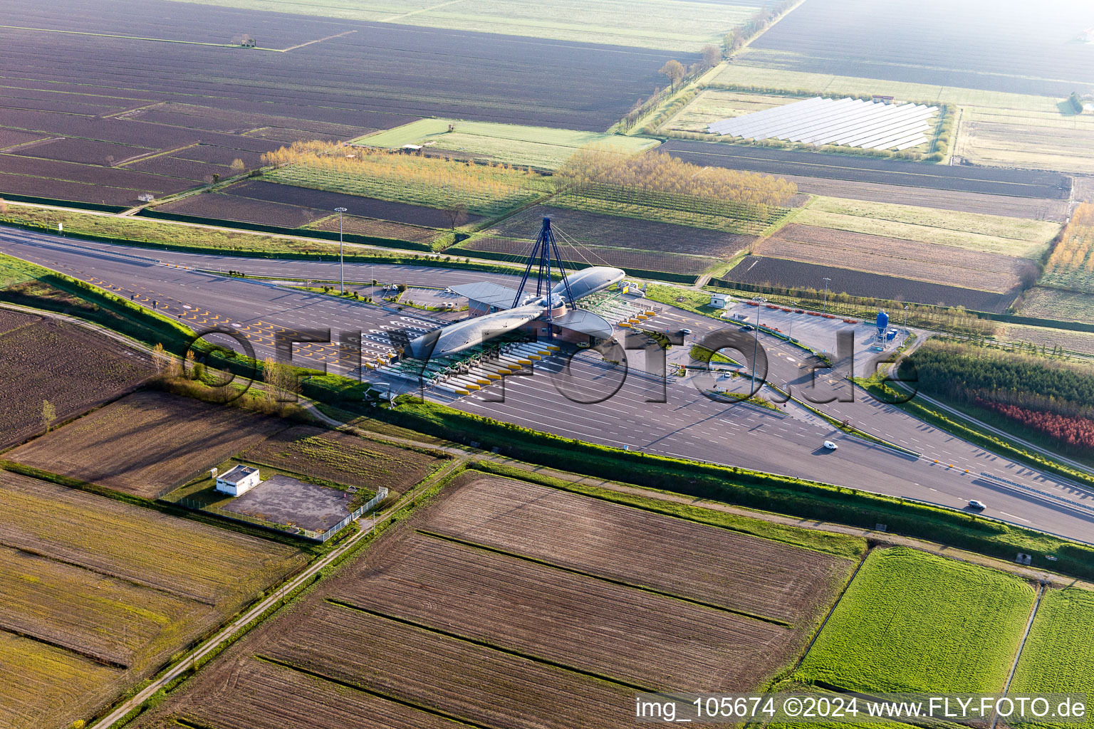 Vue aérienne de Station de péage et poste de péage de l'A4 (Punto Blu) à Ronchis dans le département Udine, Italie