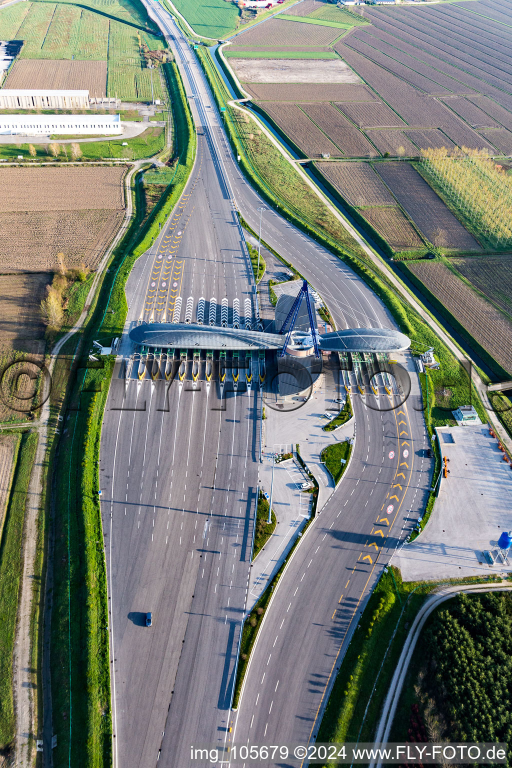 Vue aérienne de Station de péage et poste de péage de l'A4 (Punto Blu) à Ronchis dans le département Udine, Italie