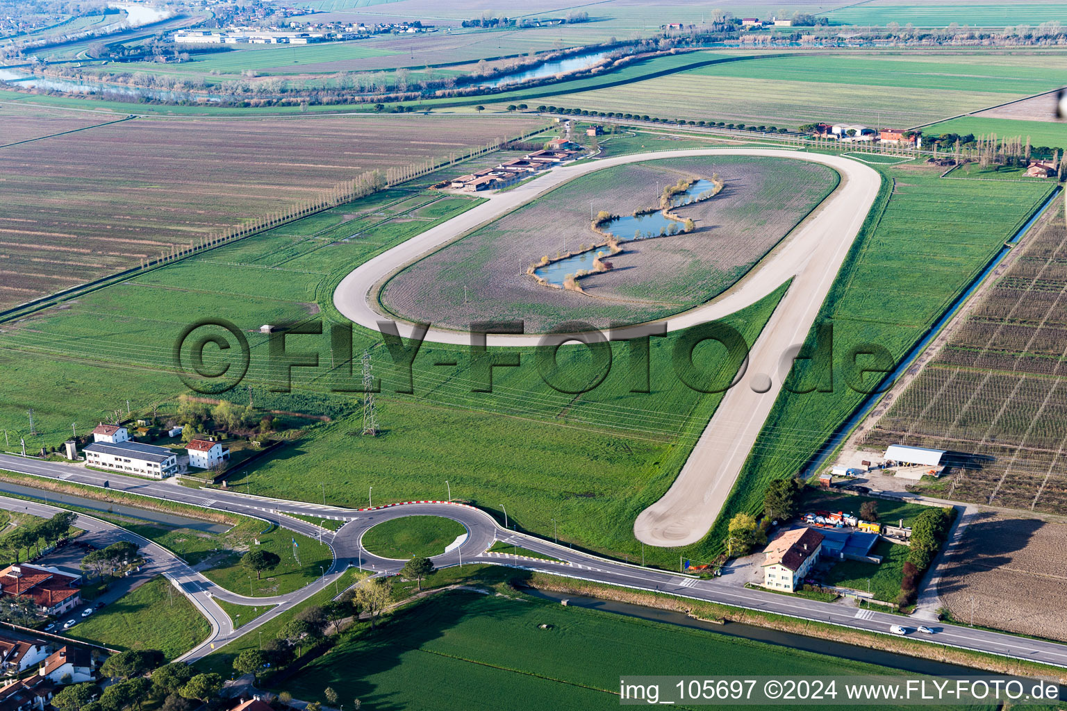 Vue aérienne de Piste de courses attelées à le quartier Bevazzana in Latisana dans le département Udine, Italie