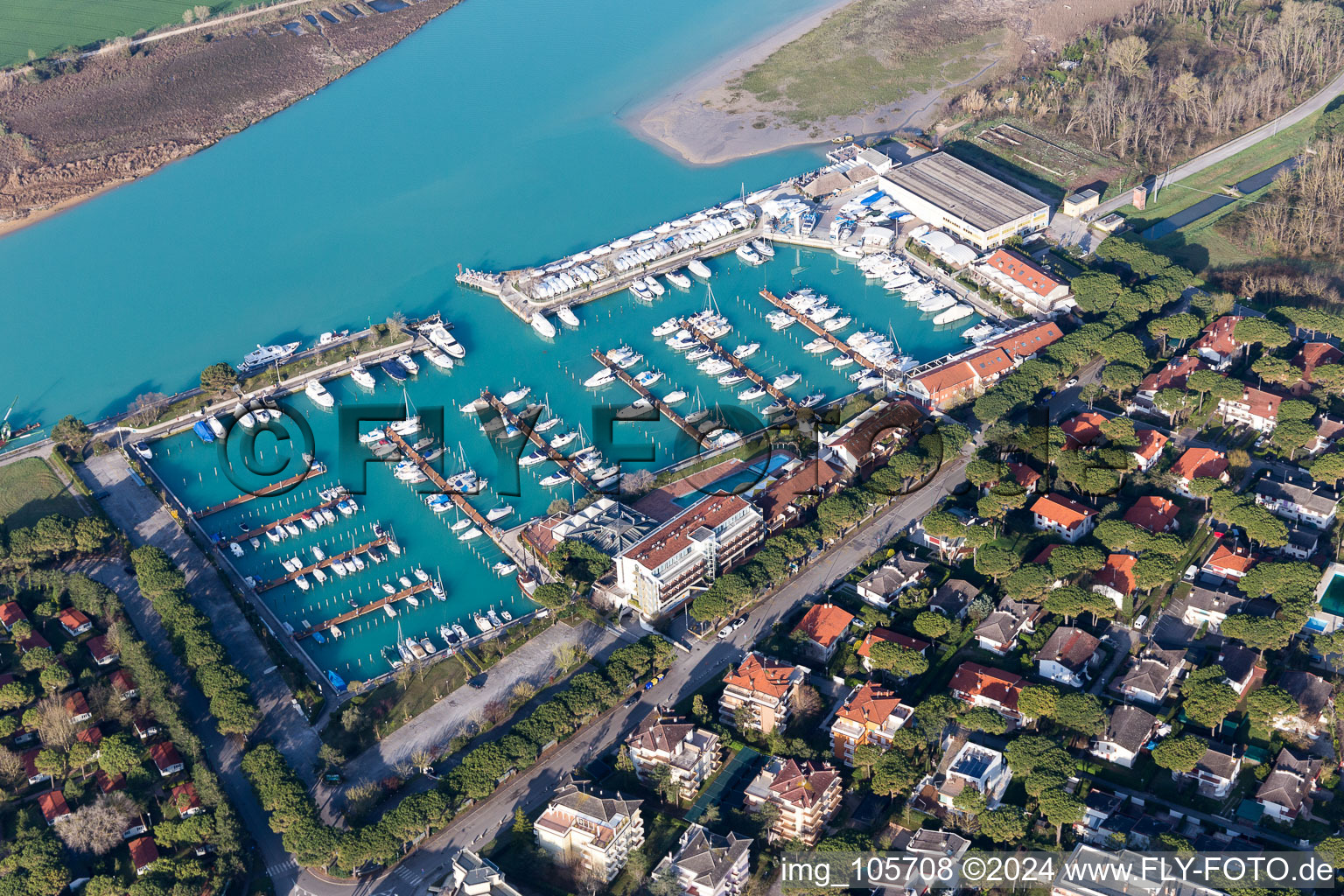 Vue aérienne de Marina avec amarres pour bateaux de plaisance et amarres pour bateaux sur la rive à Lignano Sabbiadoro dans le département Udine, Italie