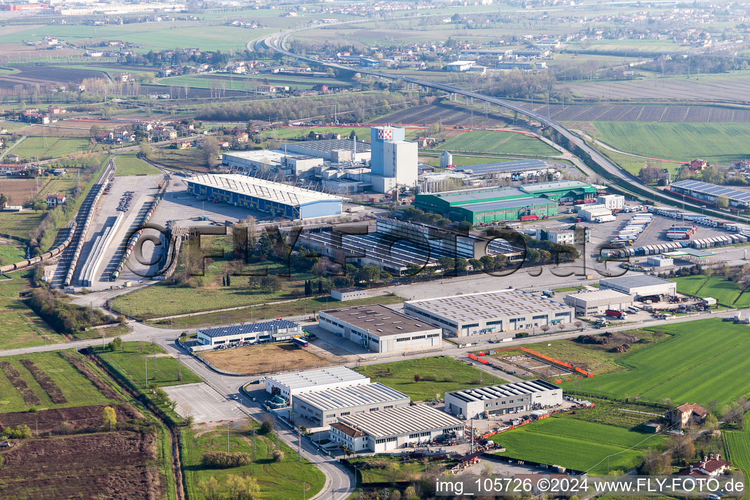 Vue aérienne de Installations techniques dans la zone industrielle Purina Nestlé à Summaga en Vénétie à le quartier Summaga in Portogruaro dans le département Metropolitanstadt Venedig, Italie