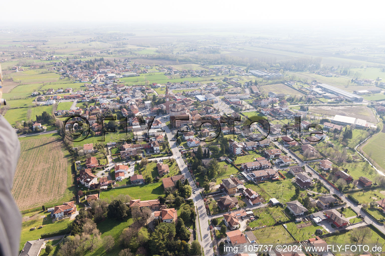 Vue aérienne de Fiume Veneto dans le département Pordenone, Italie