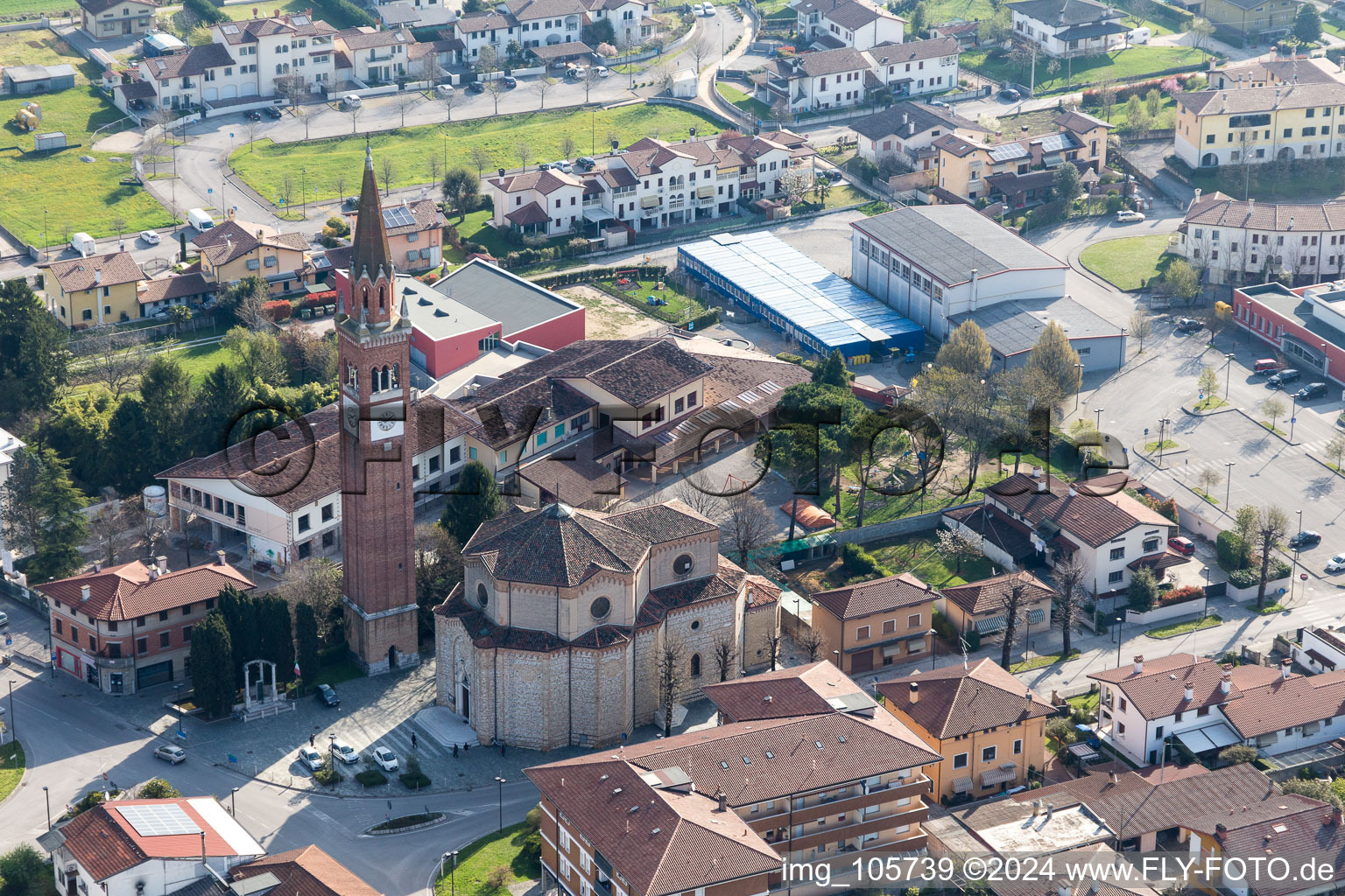 Vue aérienne de Clocher de l'église et toit de la tour de la Chiesa delle Sante Perpetua e Felicita à Fiume Veneto dans le département Pordenone, Italie