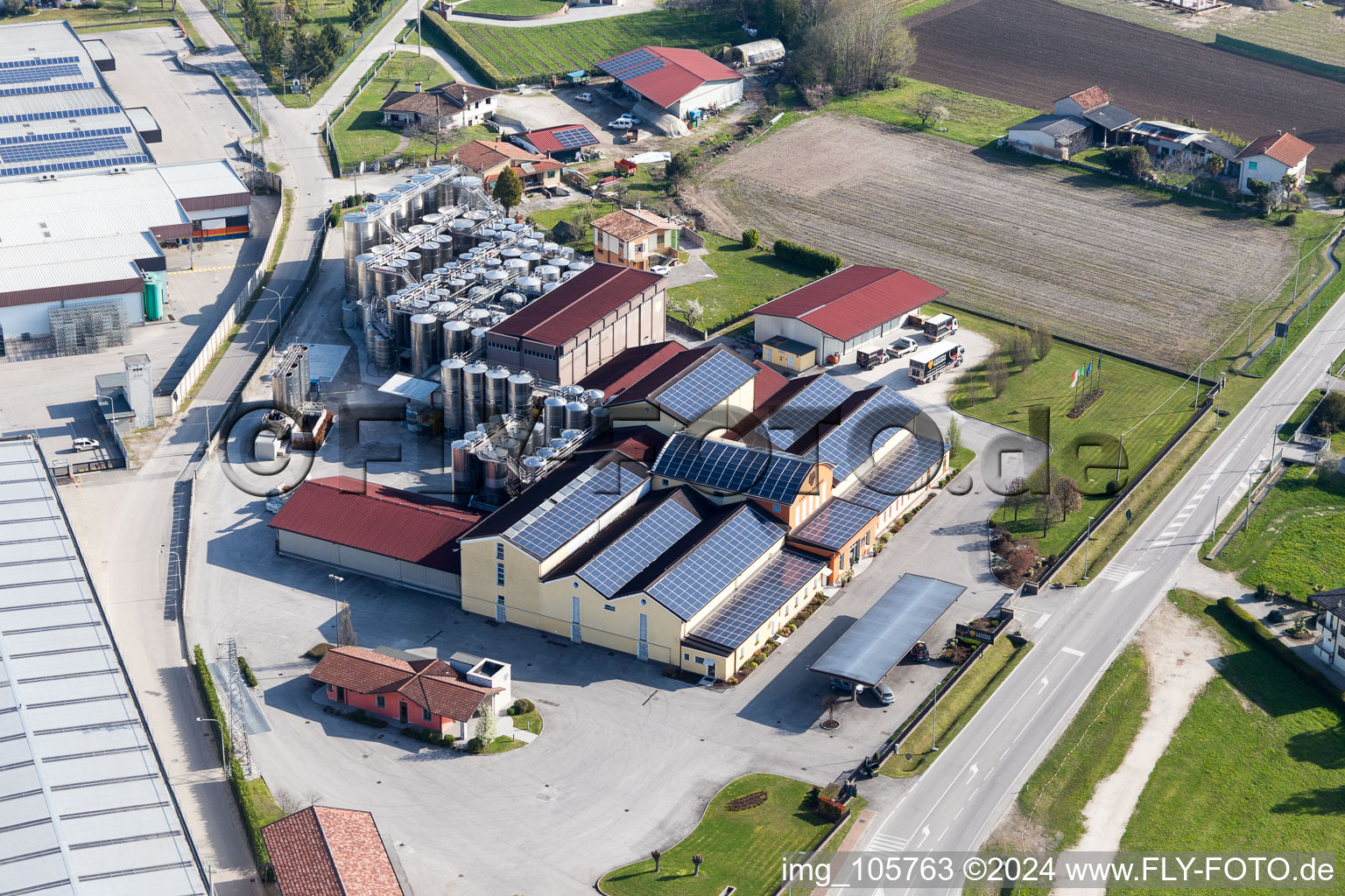 Vue aérienne de Caves viticoles de grande hauteur de Cantina Rauscedo à Rauscedo à le quartier Rauscedo-Domanins in San Giorgio della Richinvelda dans le département Pordenone, Italie