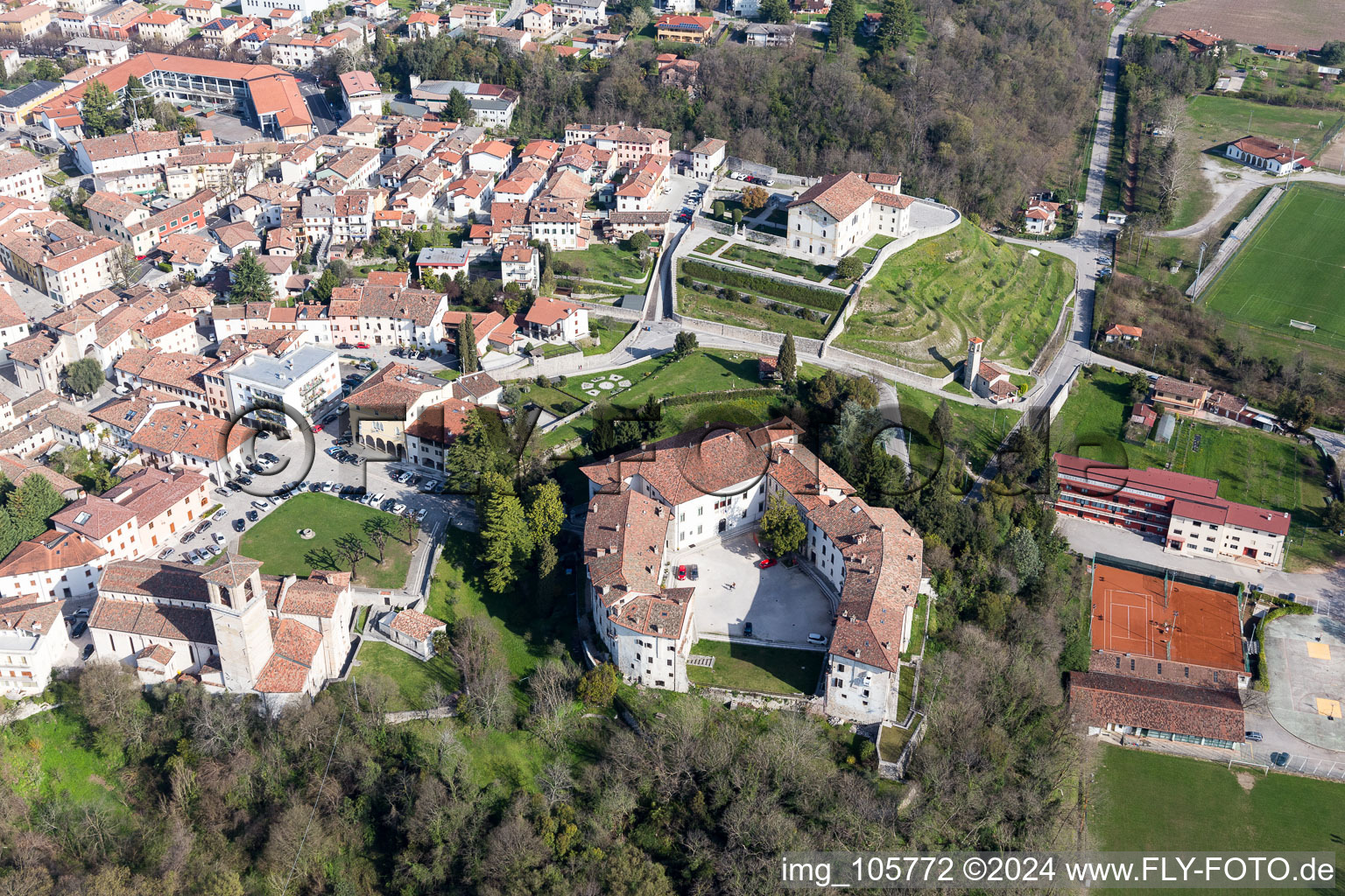 Vue aérienne de Palais de la Magnifique Thadée à Spilimbergo dans le département Pordenone, Italie